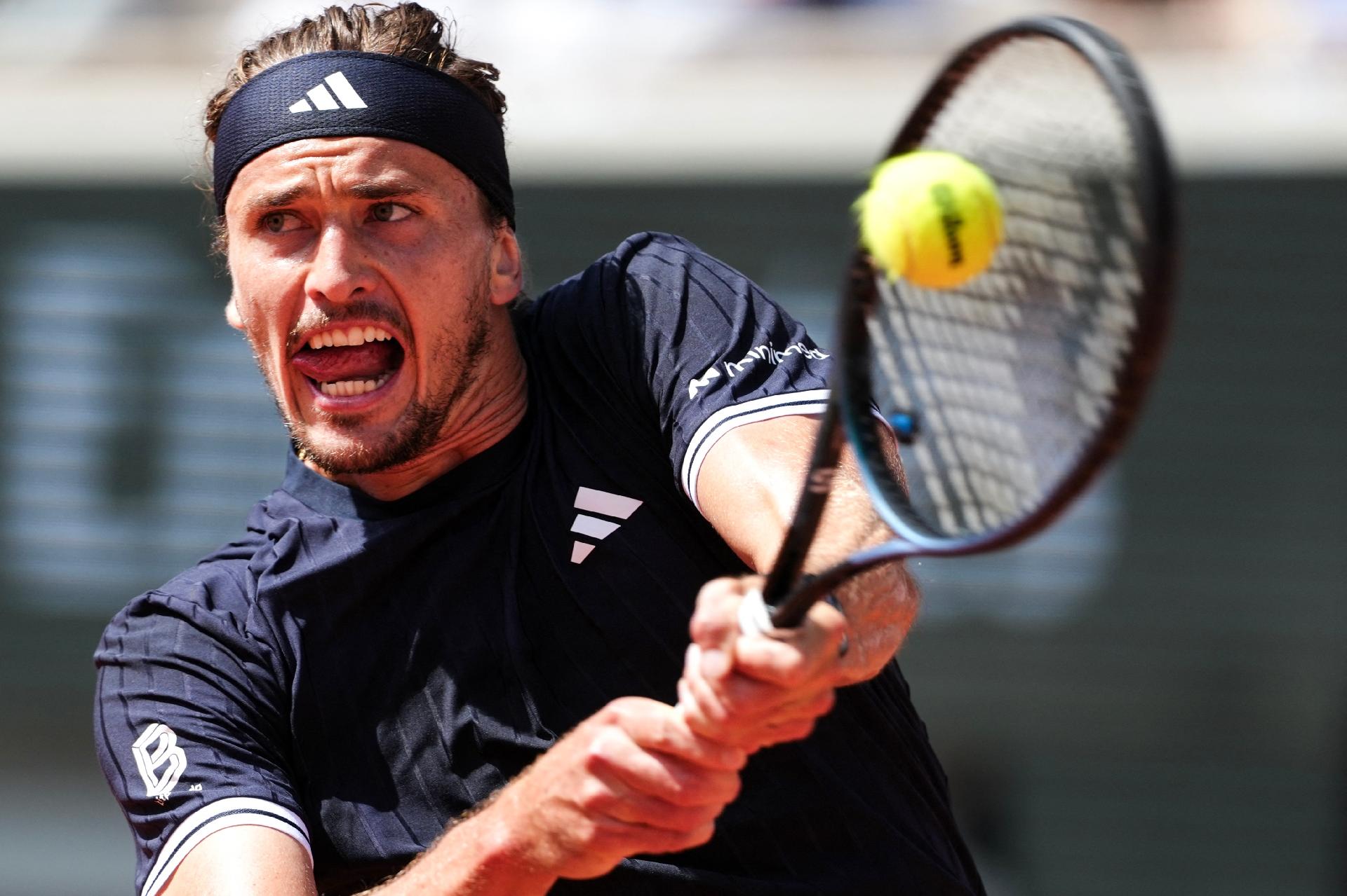 Alexander Zverev em ação na partida contra Flavio Cobolli na final de Roland Garros - undefined