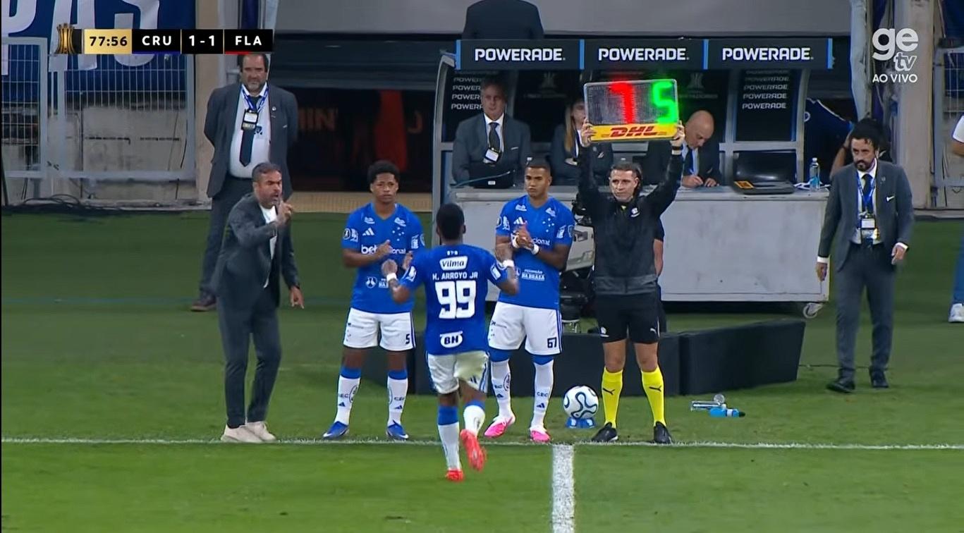 Artur Jorge, técnico do Cruzeiro, dá bronca em Arroyo em jogo contra o Flamengo pela Libertadores - undefined