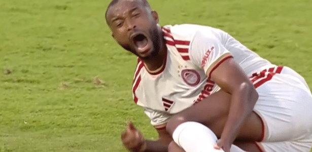 Atacante de Marrocos quebra a perna após choque em jogo do Campeonato Grego
