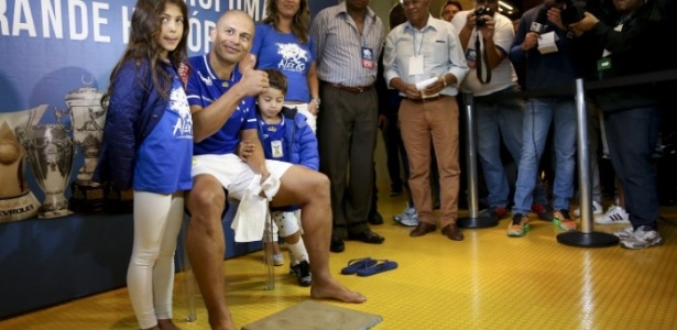 Alex eterniza os seus pés no Hall da Fama do Mineirão antes de despedida pelo Cruzeiro  - WASHINGTON ALVES/LIGHT PRESS