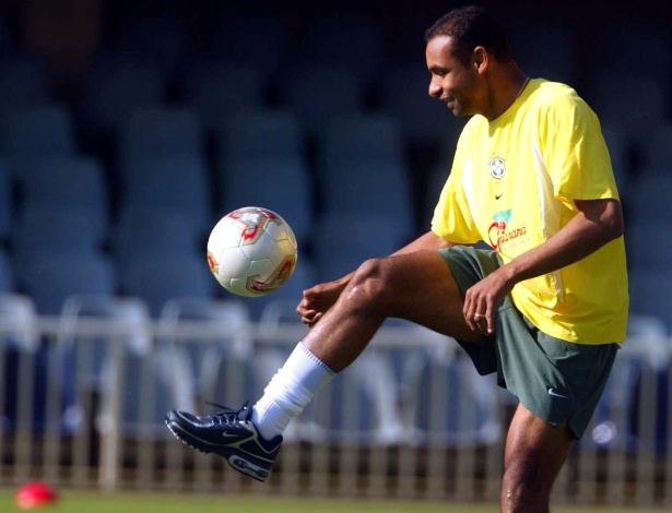 Emerson participa de treino para a Copa de 2002, antes do corte - Juca Varella/Folha Imagem