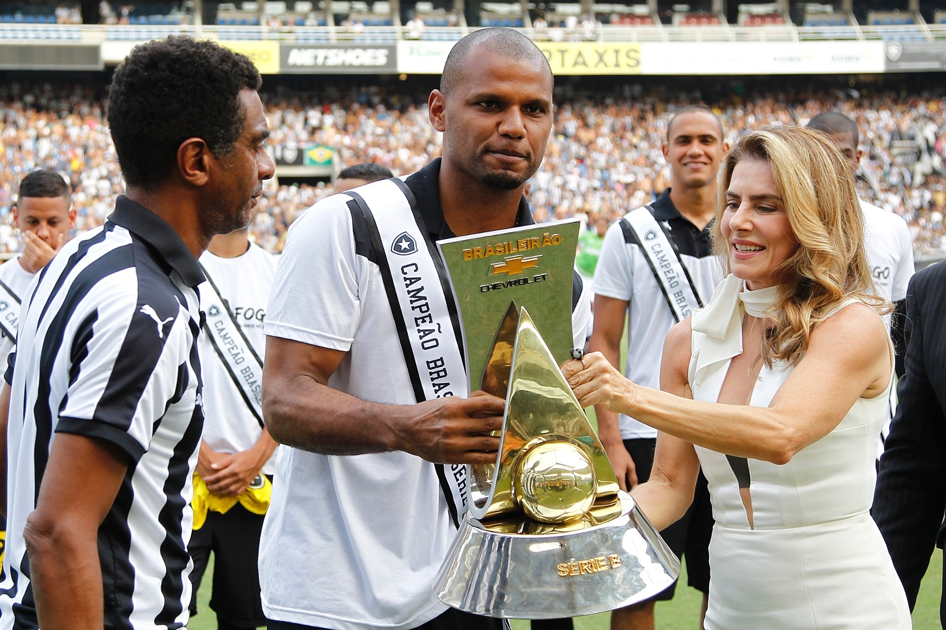 Encerrou a participação no gramado entregando a taça ao capitão Jefferson - Vitor Silva/SSPress/Botafogo