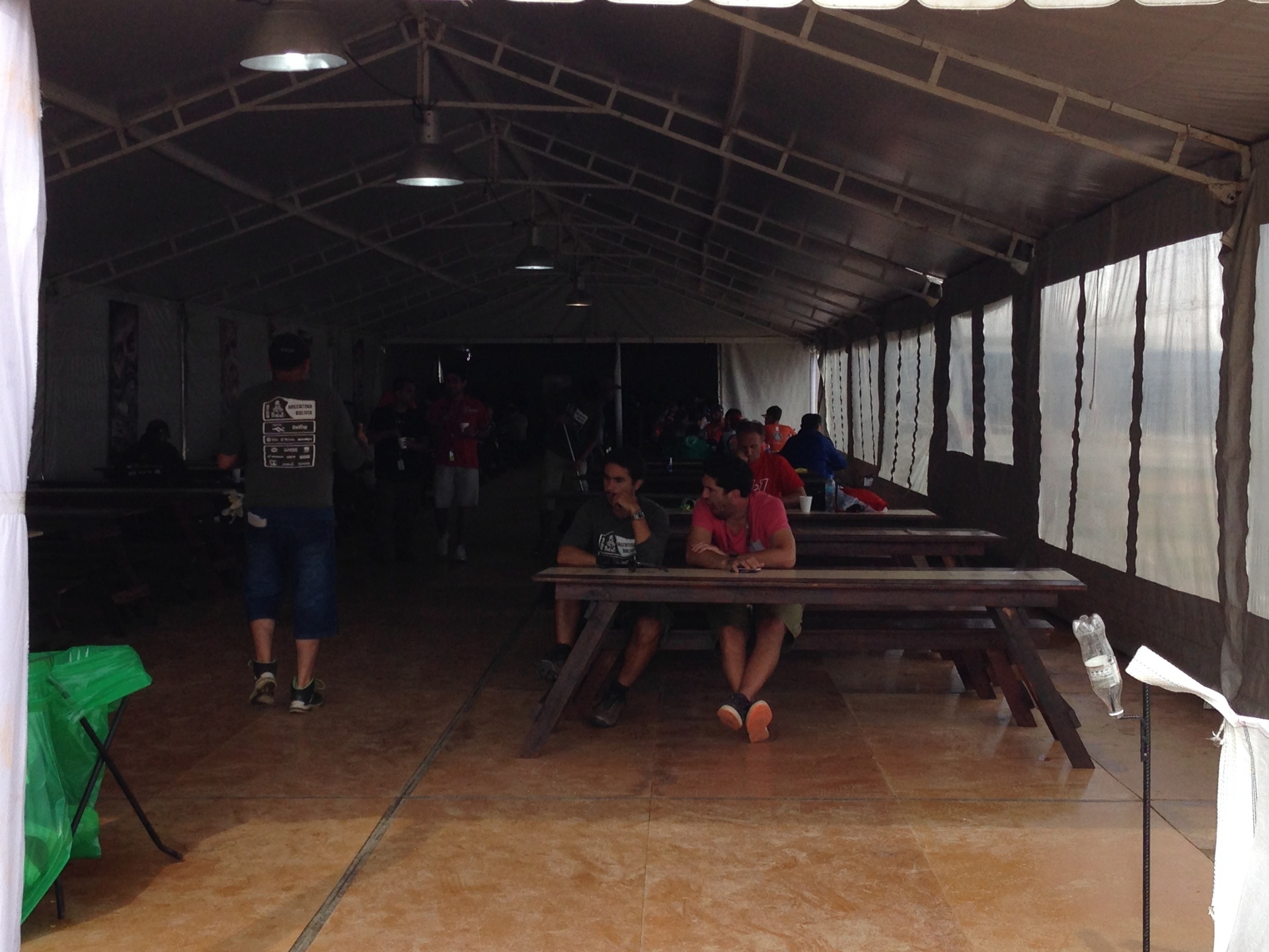 Os 'perrengues' dos pilotos no acampamento do Dacar - Brunno Carvalho / UOL