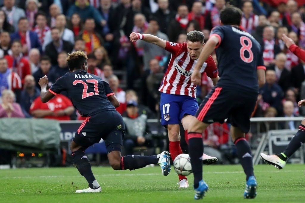 Saúl finaliza de canhota para abrir o placar para o Atlético de Madri contra o Bayern de Munique - AFP PHOTO / CESAR MANSO