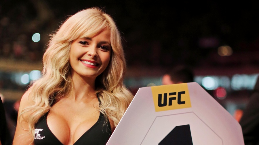 Jhenny Andrade posa para foto com a placa do primeiro round no UFC 198 - Heuler Andrey/UOL Esporte