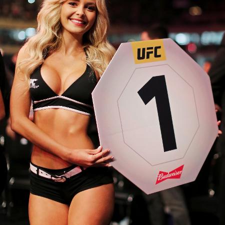 Jhenny Andrade é uma das ring girls brasileiras no UFC