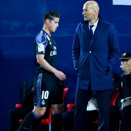 James Rodríguez, em sua época de Real Madrid, passa por Zinedine Zidane - Gonzalo Arroyo Moreno/Getty Images