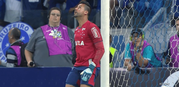 Jornalista Jairo Kuba, ao fundo, em foto que viralizou na internet - Reprodução - Reprodução