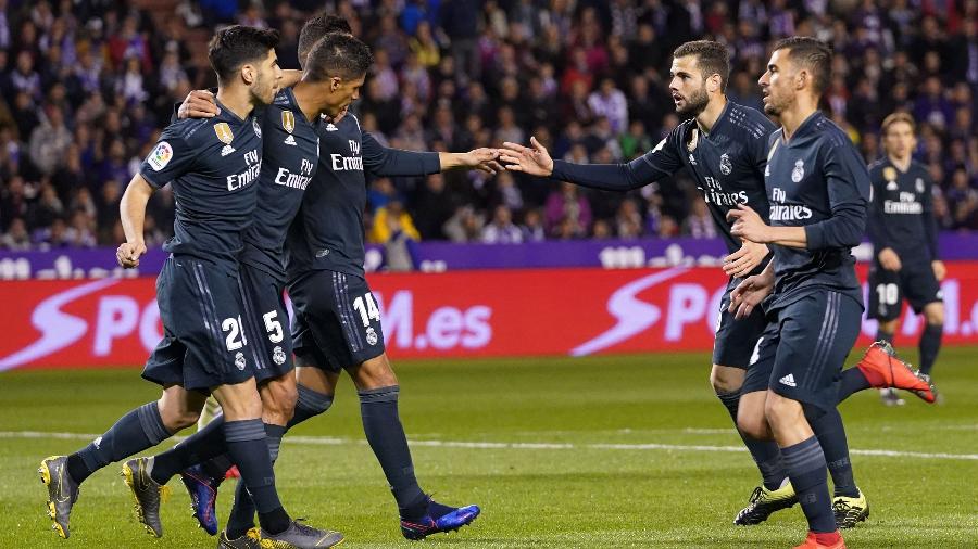 Jogadores do Real Madrid celebram gol de Varane - CESAR MANSO / AFP