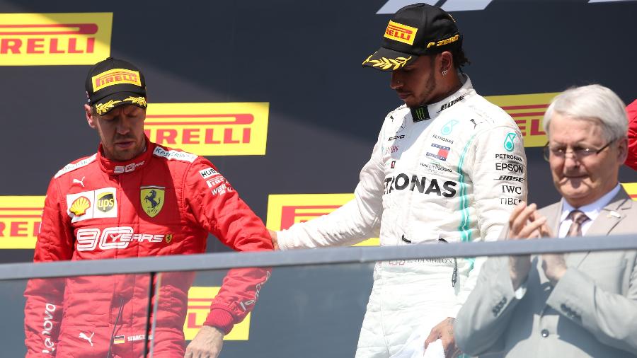 Hamilton puxa Vettel para o lugar mais alto do pódio no GP do Canadá -  Charles Coates/Getty Images/AFP