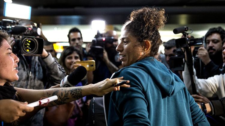 Cristiane durante desembarque da seleção feminina - Jardiel Carvalho/UOL - Jardiel Carvalho/UOL