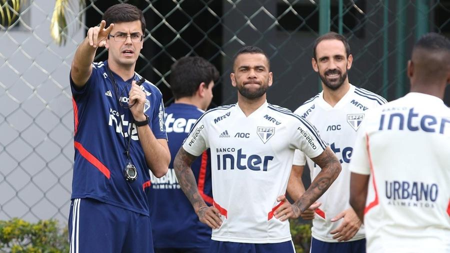 Daniel Alves e Juanfran em treino do São Paulo - Rubens Chiri/saopaulofc.net