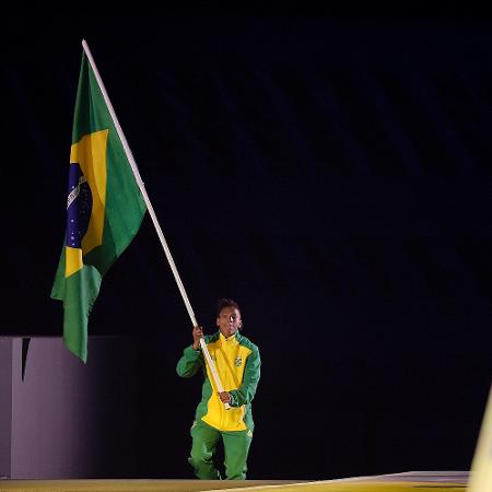 Judoca Rafaela Silva puxa a fila dos atletas brasileiros na cerimônia de encerramento do Pan de Lima - Alexandre Loureiro/COB