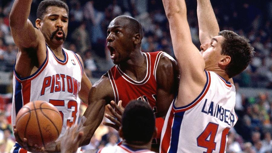 Michael Jordan enfrenta a defesa do Detroit em 1989, ano de título dos Pistons - Andrew D. Bernstein/NBAE via Getty Images