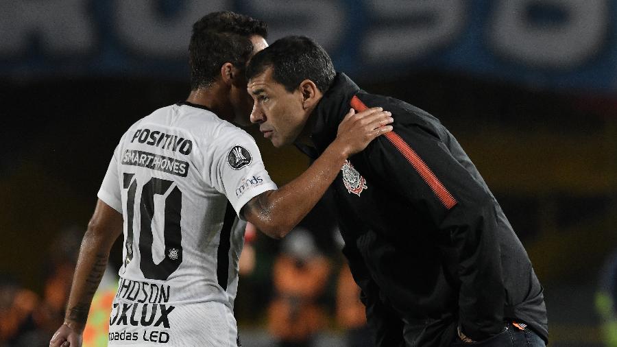 Jadson conversa com Fabio Carille, durante jogo do Corinthians pela Libertadores de 2018 - Gabriel Aponte/Getty Images