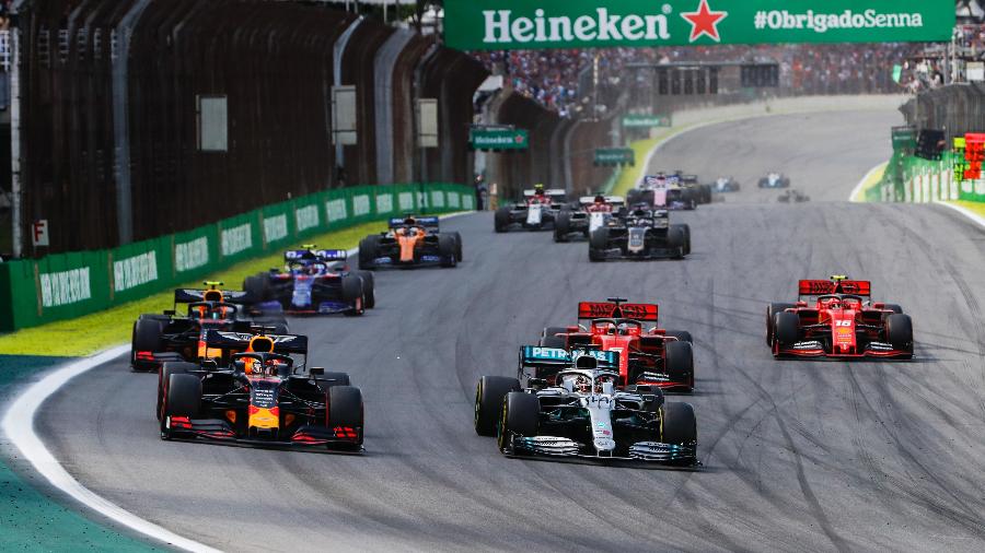 Max Verstappen e Lewis Hamilton dividem a primeira curva na largada do GP Brasil de 2019 - Lat Images