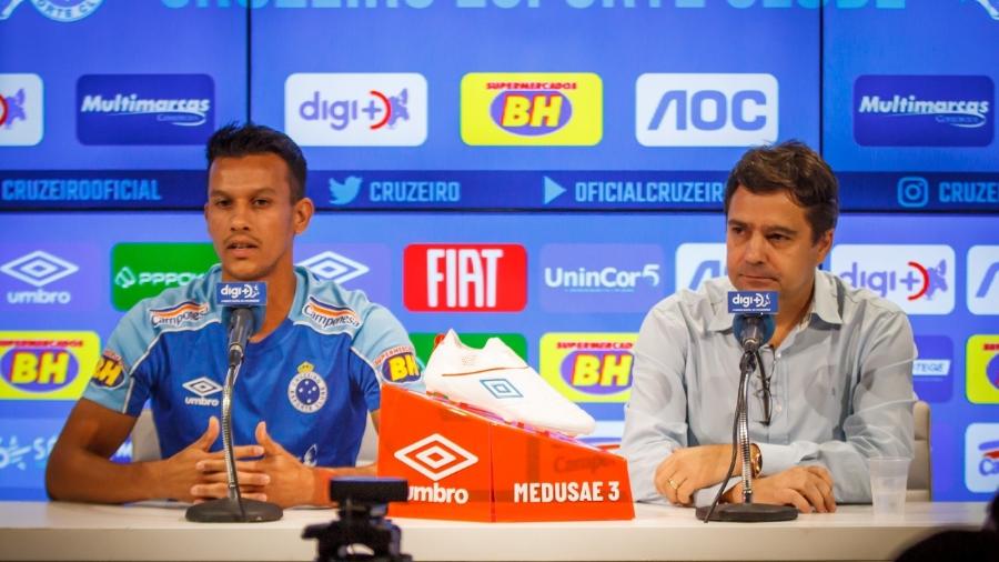 Henrique (à esquerda) renovou contrato com o Cruzeiro durante a gestão de Itair Machado (à direita) - Vinnicius Silva/Cruzeiro