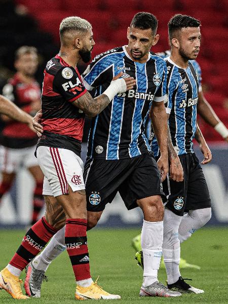 Gabriel Barbosa e Diego Souza se cumprimentam durante Flamengo x Grêmio no Brasileirão 2020 - Pedro Martins/Foto FC/UOL