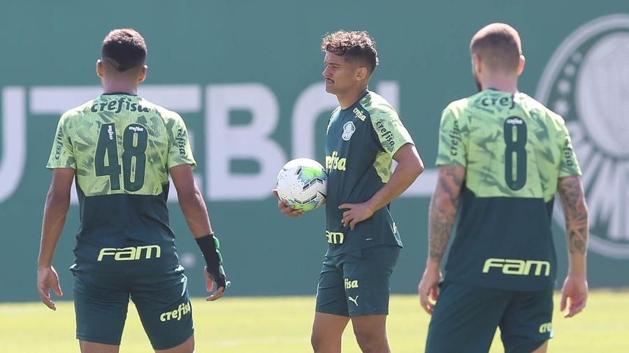 Gustavo Scarpa em ação durante treino do Palmeiras; Cruzeiro tem interesse no jogador - Cesar Greco