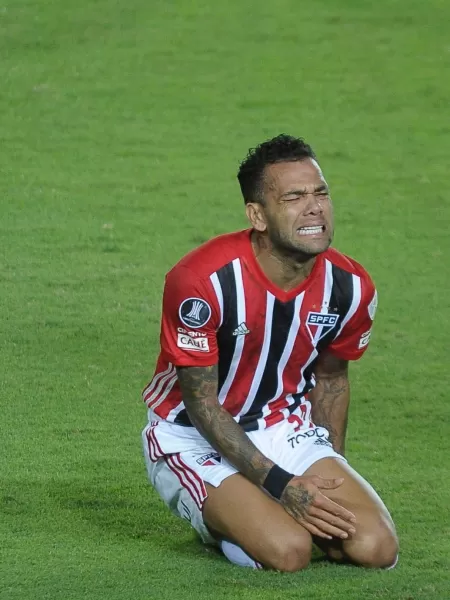 Daniel Alves sente dores durante jogo entre Racing e São Paulo na Libertadores - FotoBaires/AGIF - FotoBaires/AGIF
