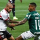 Daniel Alves e Wesley disputam lance em Palmeiras x São Paulo pela Libertadores - ANDRÉ ANSELMO/FUTURA PRESS/FUTURA PRESS/ESTADÃO CONTEÚDO