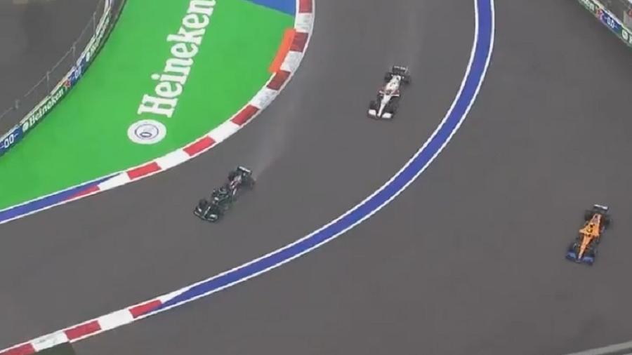 Hamilton (carro preto) passou para a liderança da corrida após Norris (carro laranja) sair da pista por conta de derrapada - Reprodução/Twitter