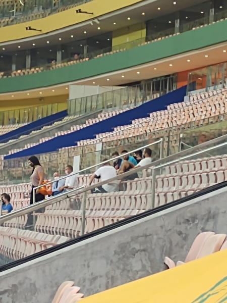 Pai de Neymar na arquibancada da Arena da Amazônia durante treino da seleção brasileira - Gabriel Carneiro/UOL - Gabriel Carneiro/UOL