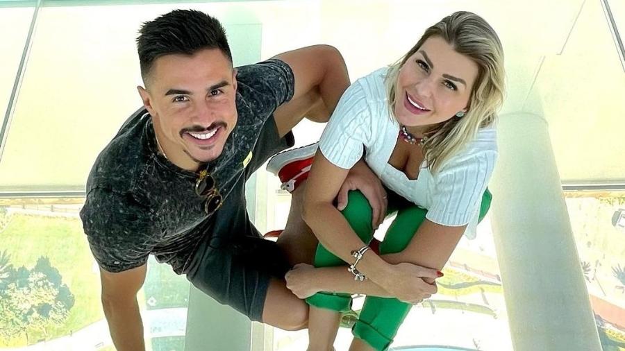 Jogador superou o medo de altura e conseguiu posar para foto ao lado da esposa, Loisy Coelho  - Reprodução/Instagram
