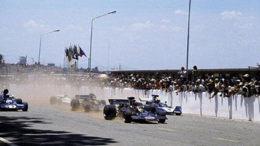 Largada do GP Brasil de 1972, com Emerson Fittipaldi, da Lotus, na pole position - Reprodução