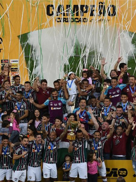 Jogadores do Fluminense comemoram a conquista do título de campeão após partida com o Flamengo válida pela final do Campeonato Carioca  - ALEXANDRE BRUM/ESTADÃO CONTEÚDO