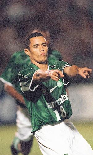 Atacante Marcelo Ramos comemora o segundo gol do Palmeiras na vitória sobre o Atlas, no Parque Antarctica, pela Libertadores 2000