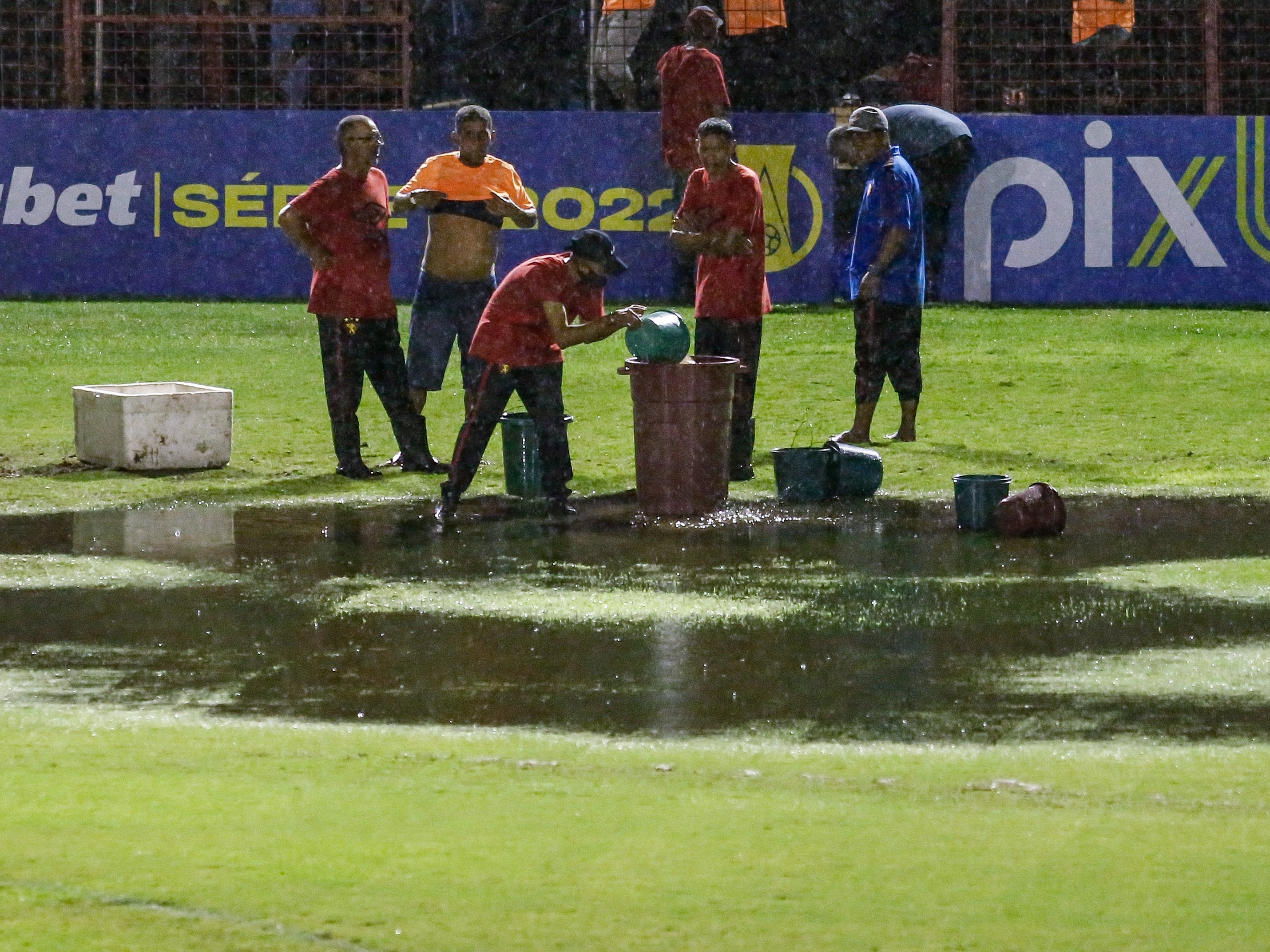 Copa do Mundo 2014 - Chuva de água à noite e de gols à tarde