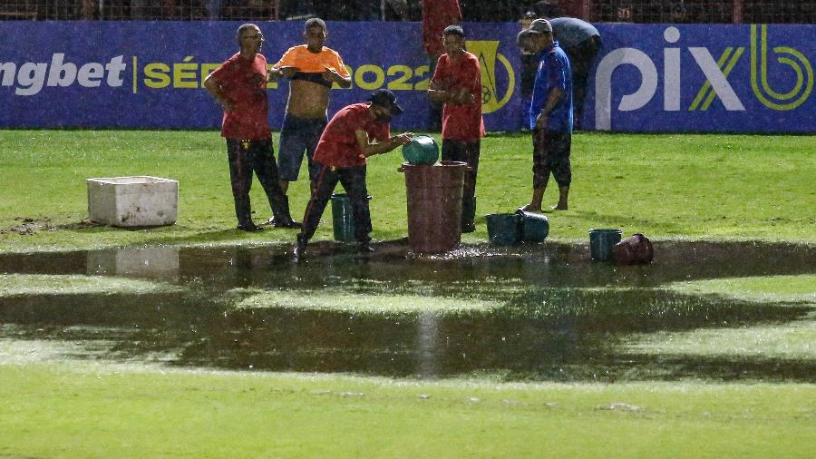 Funcionários do Sport tiram água do gramado com baldes na Ilha do Retiro - Rafael Vieira/AGIF