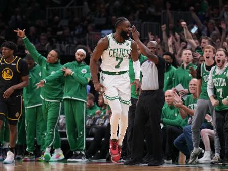 APÓS 3º QUARTO FULMINANTE, WARRIORS VENCEM OS CELTICS E EMPATAM FINAIS DA  NBA