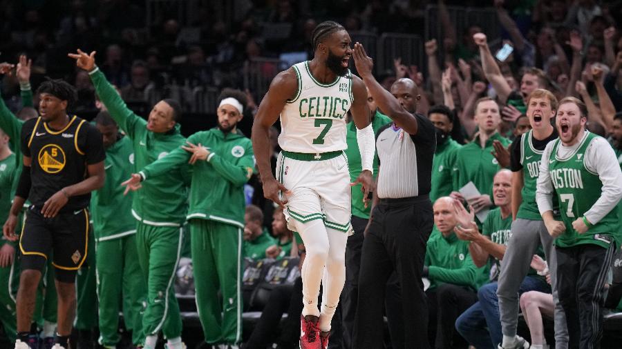 Jaylen Brown vibra durante vitória dos Celtics no Jogo 3 das Finais da NBA - NBA/Twitter