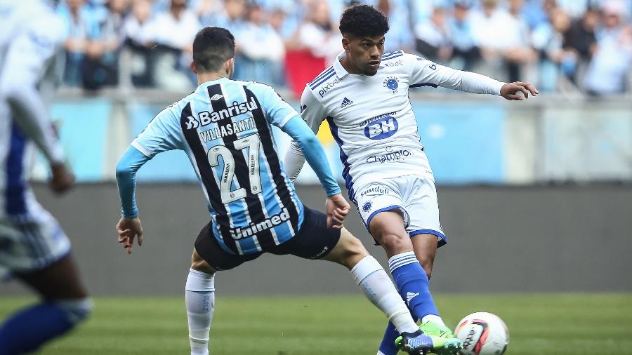 Villasanti e Machado disputam a bola em Grêmio x Cruzeiro, jogo da Série B do Campeonato Brasileiro - Pedro H. Tesch/AGIF