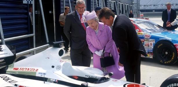 Rainha Elizabeth II observa carro da BAR em 2001 no circuito de Rockingham