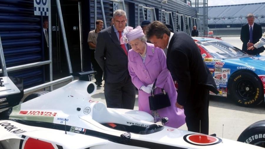 Rainha Elizabeth II observa carro da BAR em 2001 no circuito de Rockingham - Divulgação/Reynard