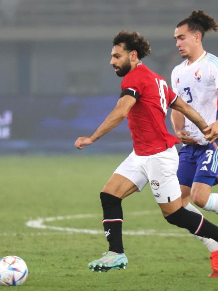 Mohamed Salah, do Egito, disputa bola com zagueiro da Bélgica em amistoso - Yasser Al-Zayyat / AFP