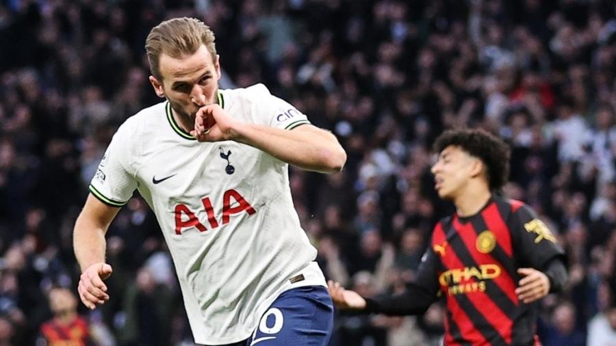 Kane celebra gol marcado pelo Tottenham diante do Manchester City - Adrian Dennis/AFP