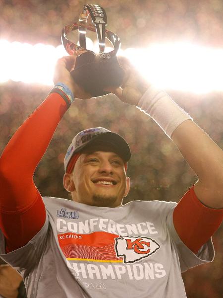 Patrick Mahomes, quarterback do Kansas City Chiefs, conquistou o troféu da Conferência Americana da NFL pela terceira vez na carreira. - KEVIN C. COX/Getty Images via AFP