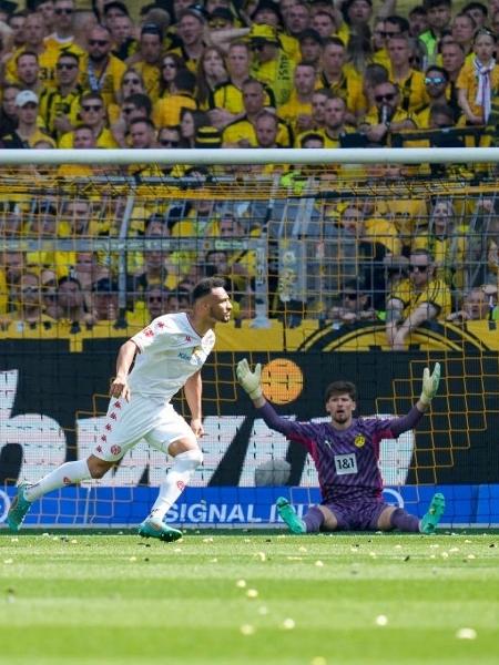 Onisiwo, do Mainz, comemora seu gol contra o Borussia Dortmund, pelo Alemão - Alex Gottschalk/Getty
