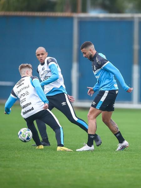 Kelvin (no centro, de azul, sem colete branco) participa de treinamento do Grêmio - Lucas Uebel/Grêmio