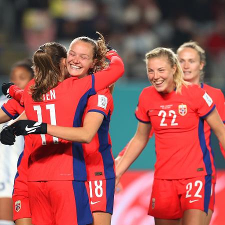 Guro Reiten e Frida Maanum festejam o gol da Noruega contra Filipinas