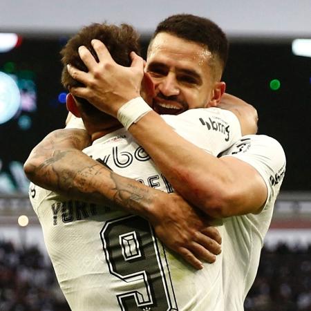 Yuri Alberto e Renato Augusto comemoram gol em Corinthians x Coritiba, duelo do Campeonato Brasileiro