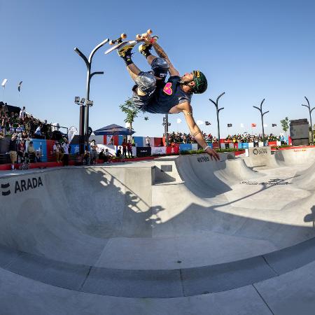 Pedro Barros em ação no Mundial de Skate Park em Sharjah
