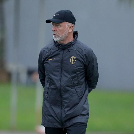 Mano Menezes comanda treino do Corinthians no CT Dr. Joaquim Grava