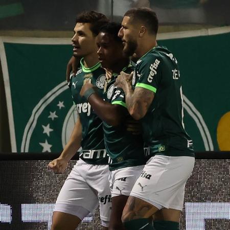 Jogadores do Palmeiras celebram gol de Endrick na partida contra o Athletico, válida pelo Campeonato Brasileiro