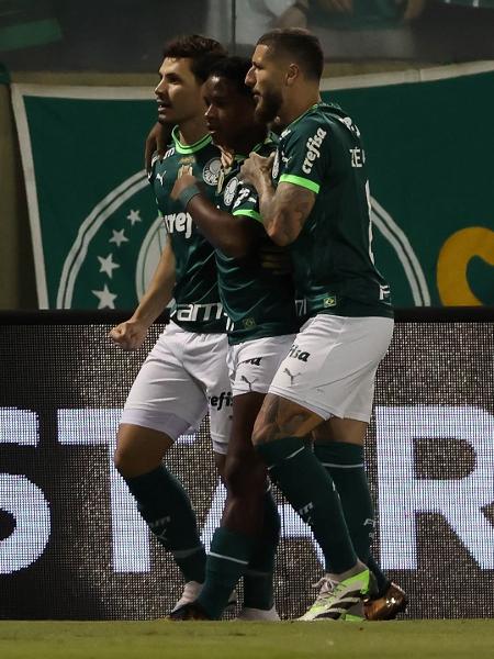 Jogadores do Palmeiras celebram gol de Endrick na partida contra o Athletico, válida pelo Campeonato Brasileiro