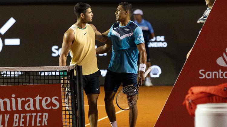 Carlos Alcaraz e Thiago Monteiro conversam antes do início do jogo onde o tenista espanhol se lesionou